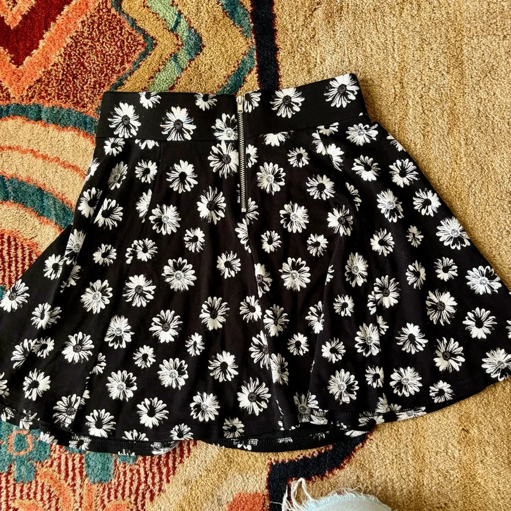 Black and white mini skirt - Picture 3 of 3